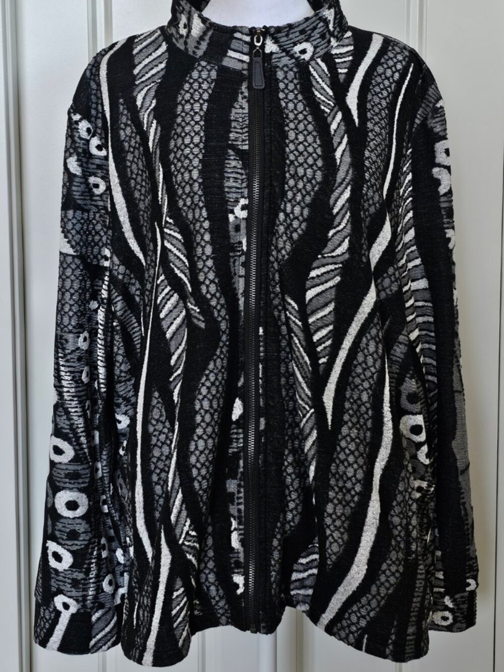 Weekends by Chico’s Size 4 2X Abstract Black Gray Full-Zip Knit Jacket